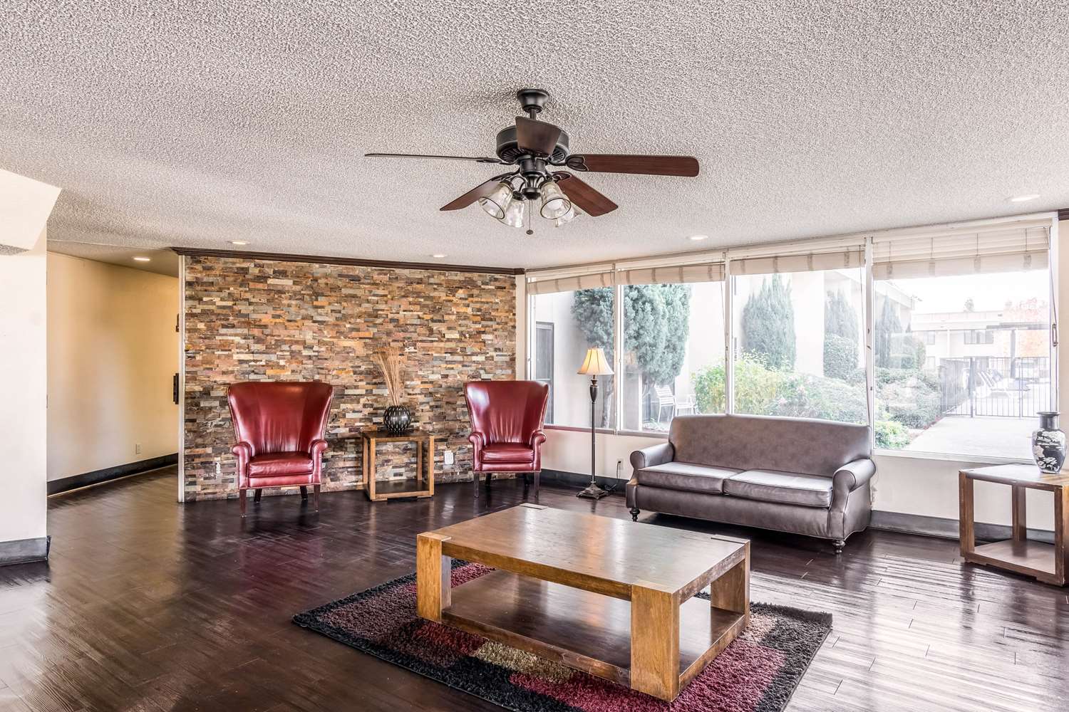 Фото Rodeway Inn & Suites