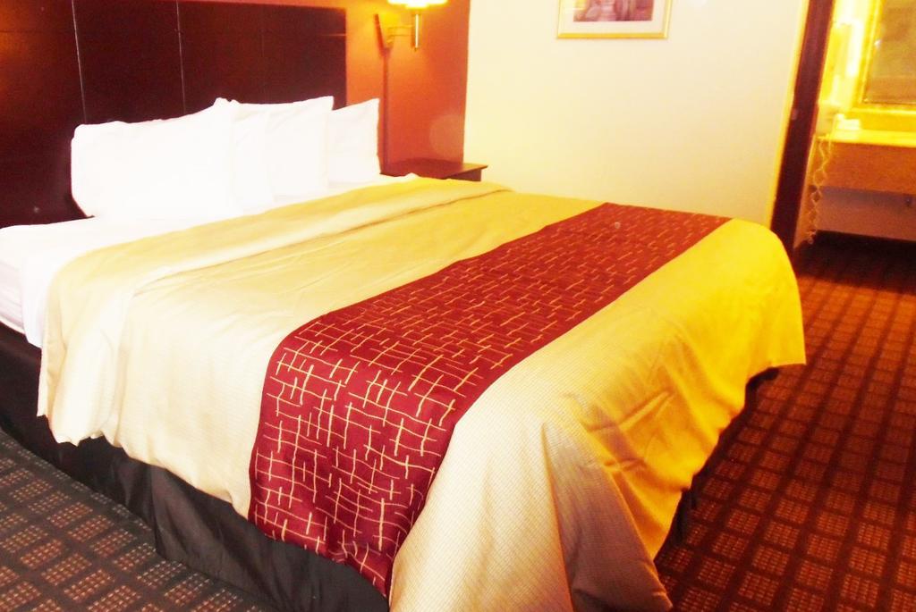 Фото Red Roof Inn & Suites Oklahoma City Southwest