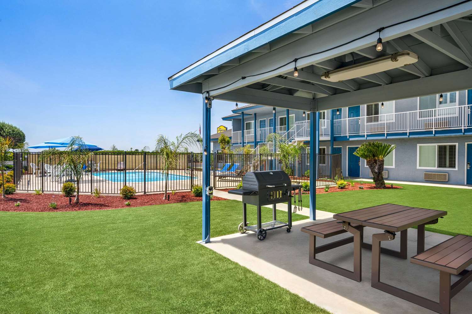 Фото Super 8 by Wyndham Lindsay Olive Tree