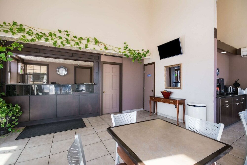 Фото Econo Lodge Inn & Suites