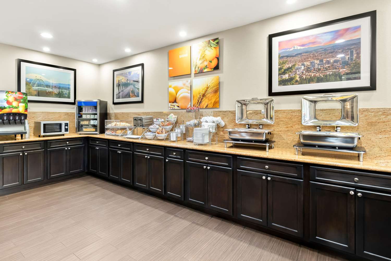 Фото Comfort Suites Portland Airport