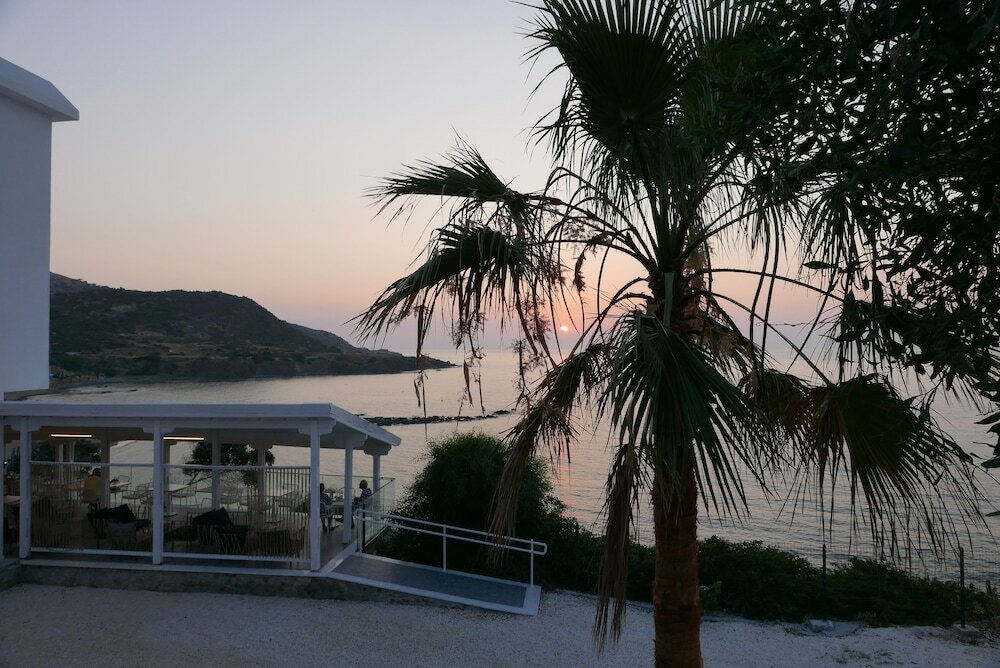 Фото E. J. Pyrgos Bay Hotel