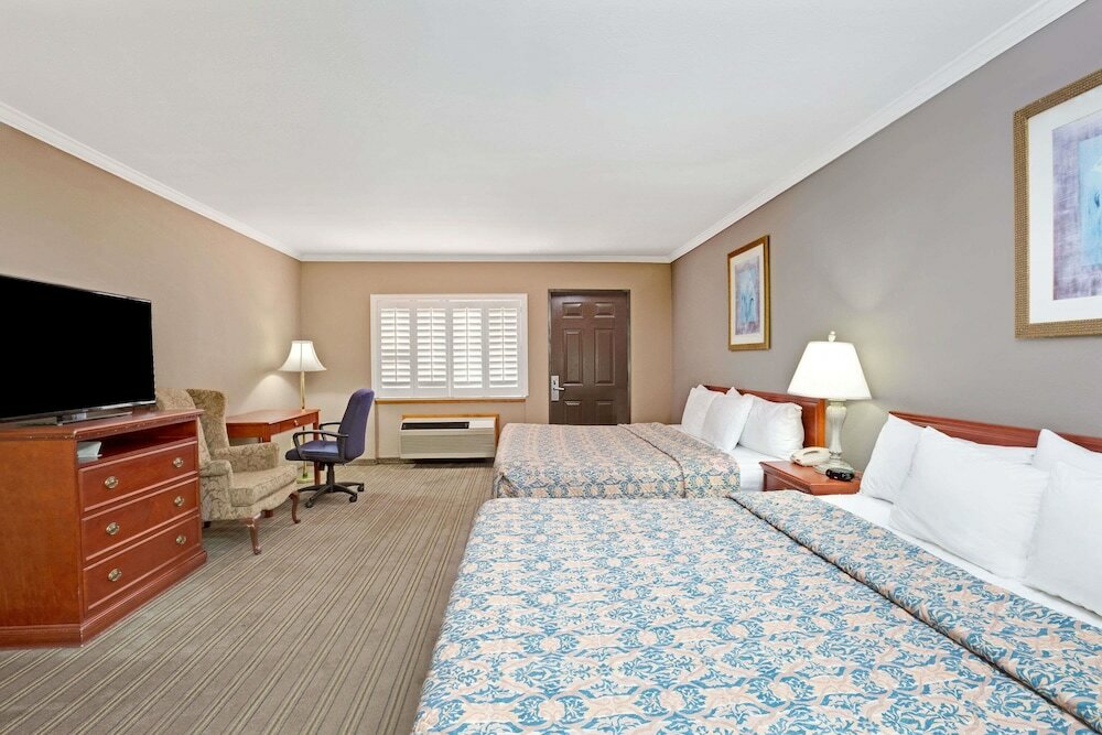 Фото Days Inn by Wyndham West Covina
