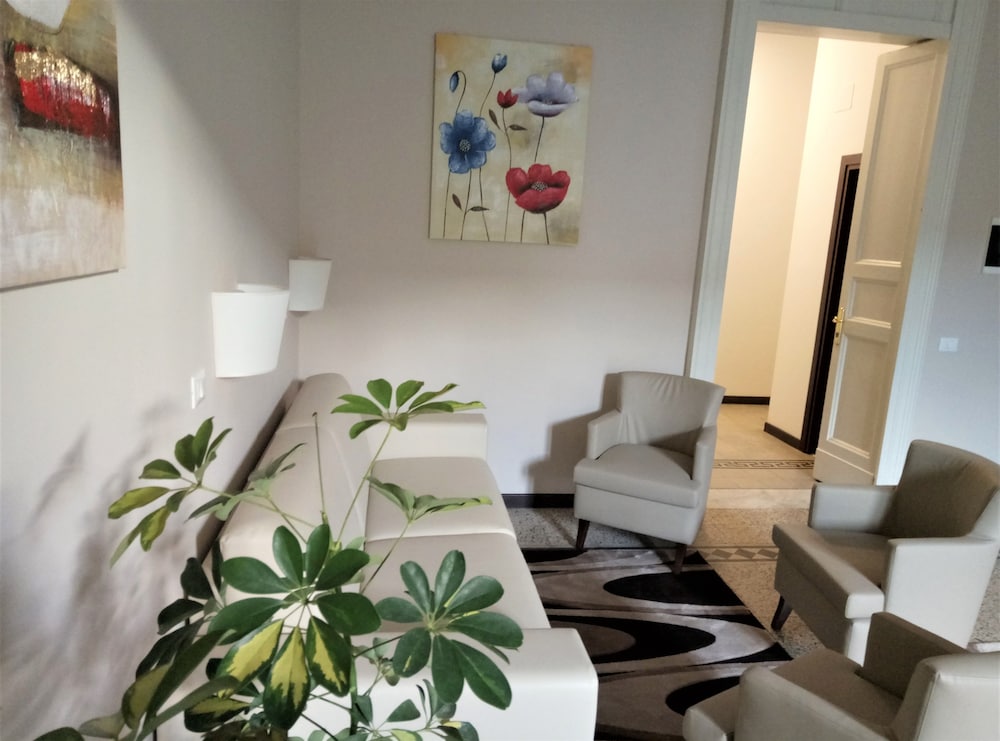 Фото Moonlight Hotel & Suites