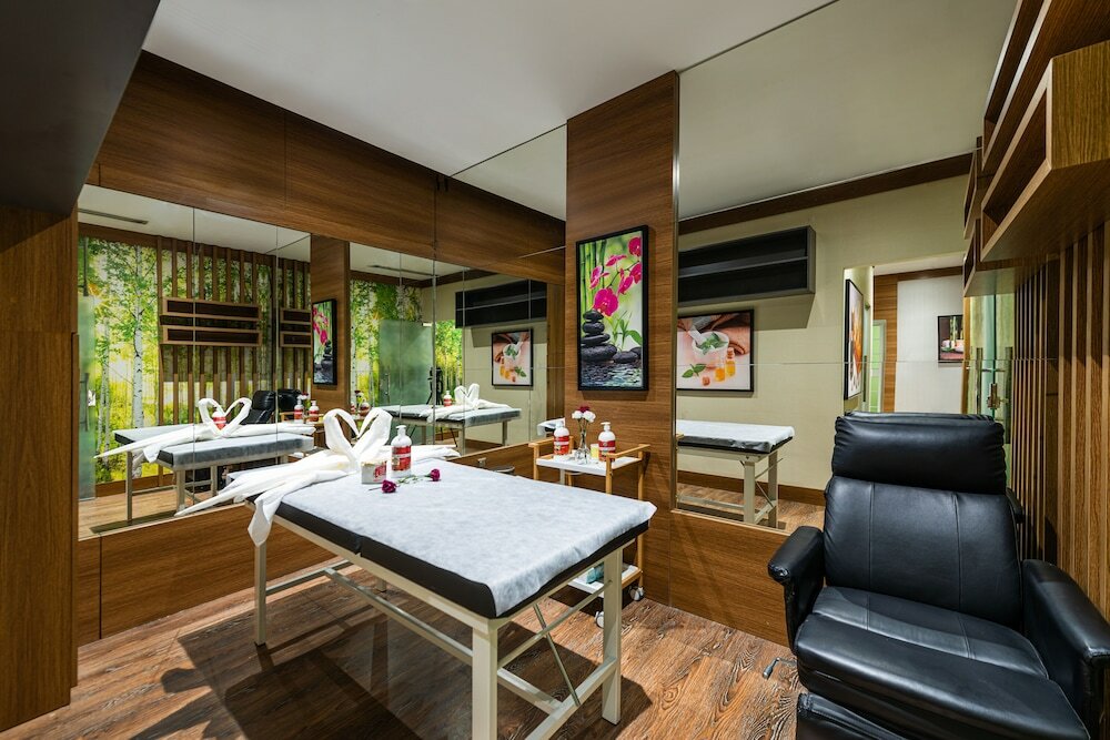 Фото Crown Rose Hotel