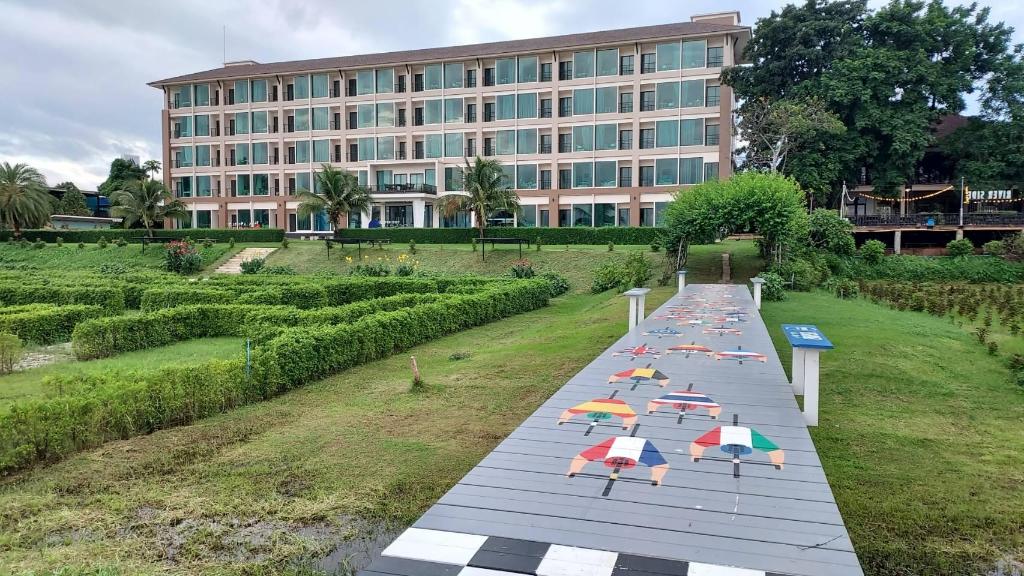 Фото The River Hotel