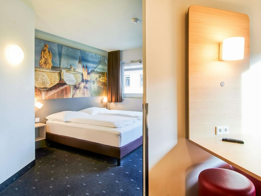Фото B&b Hotel Würzburg
