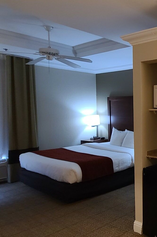 Фото Comfort Inn at Northwest Expressway