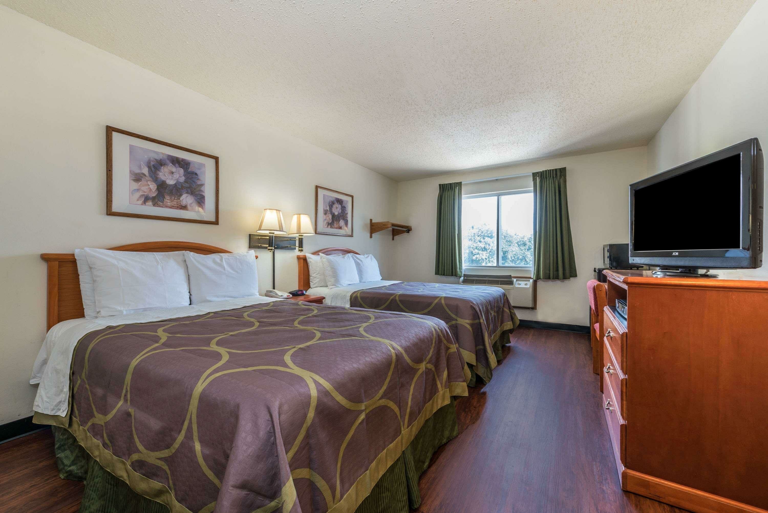 Фото Super 8 by Wyndham Denton