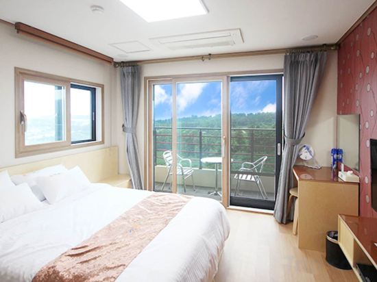 Фото Jeju Bunker Hotel & Resort