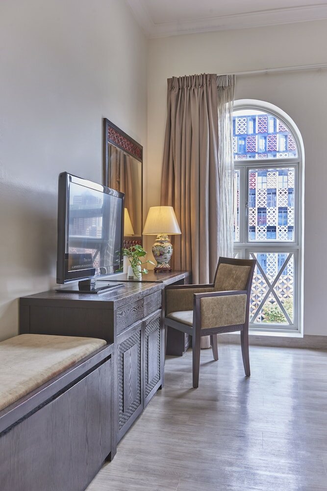 Фото Village Hotel Albert Court by Far East Hospitality