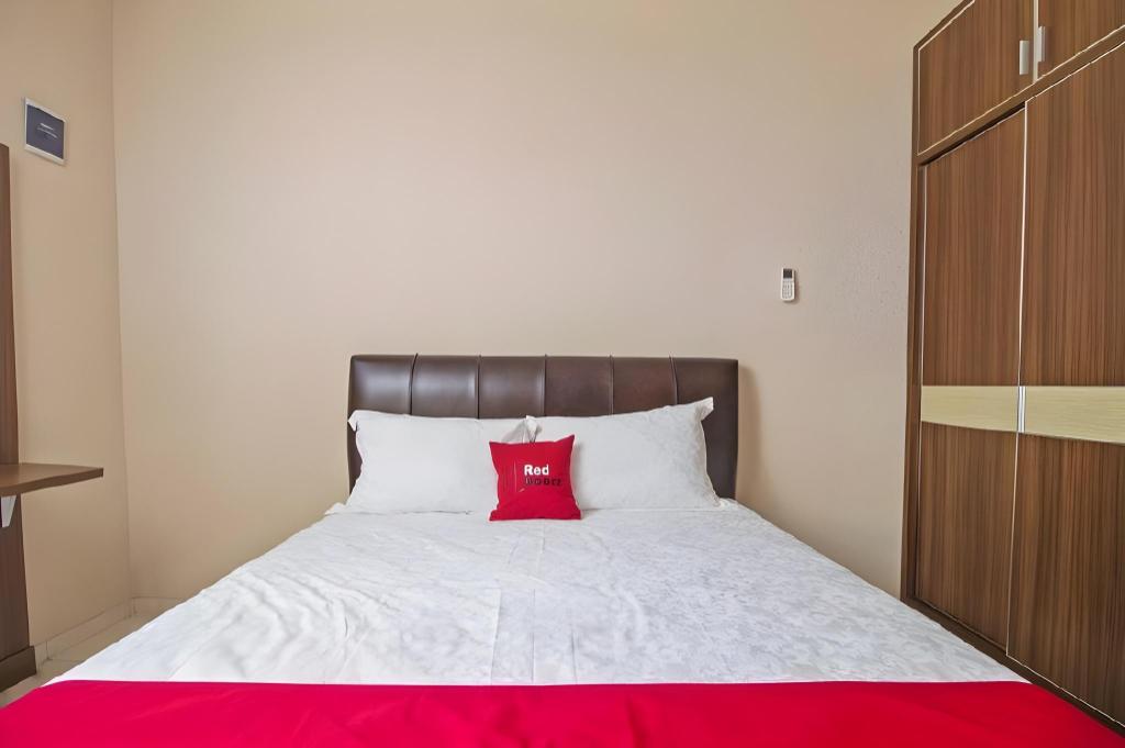 Фото RedDoorz near Mercu Buana University