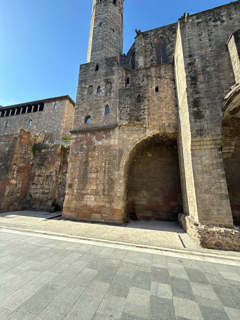 Landmark, attraction La Muralla Romana, Barcelona, photo