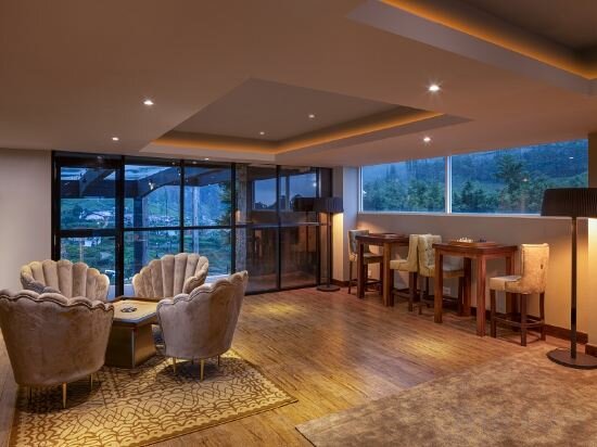 Фото The Golden Ridge Hotel