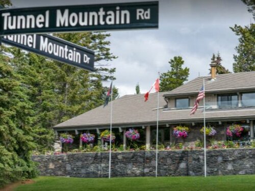 Внешний вид отеля Tunnel Mountain Resort в Банфе, фото 1