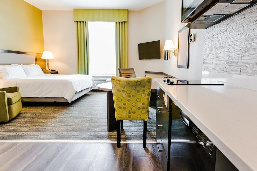 Фото Candlewood Suites West Edmonton - Mall Area, an Ihg Hotel