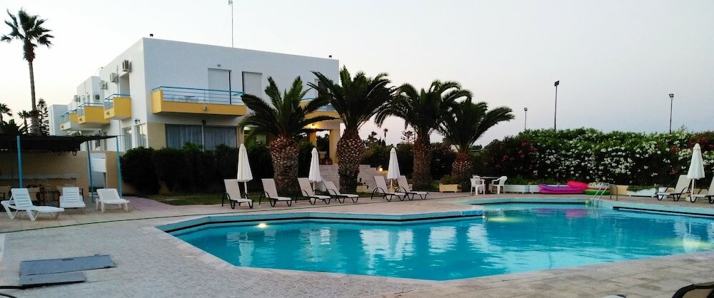 Фото Leonidas Hotel and Studios