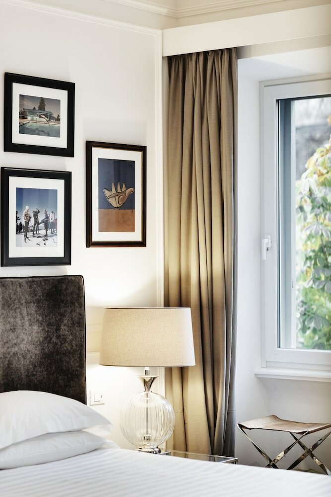 Фото The Shire Hotel