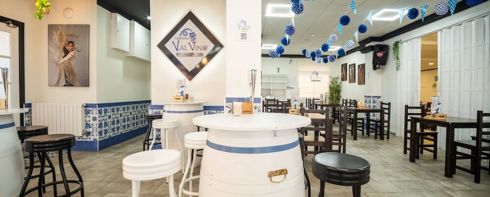 Фото Hostal Valdepeñas by Bossh Hotels