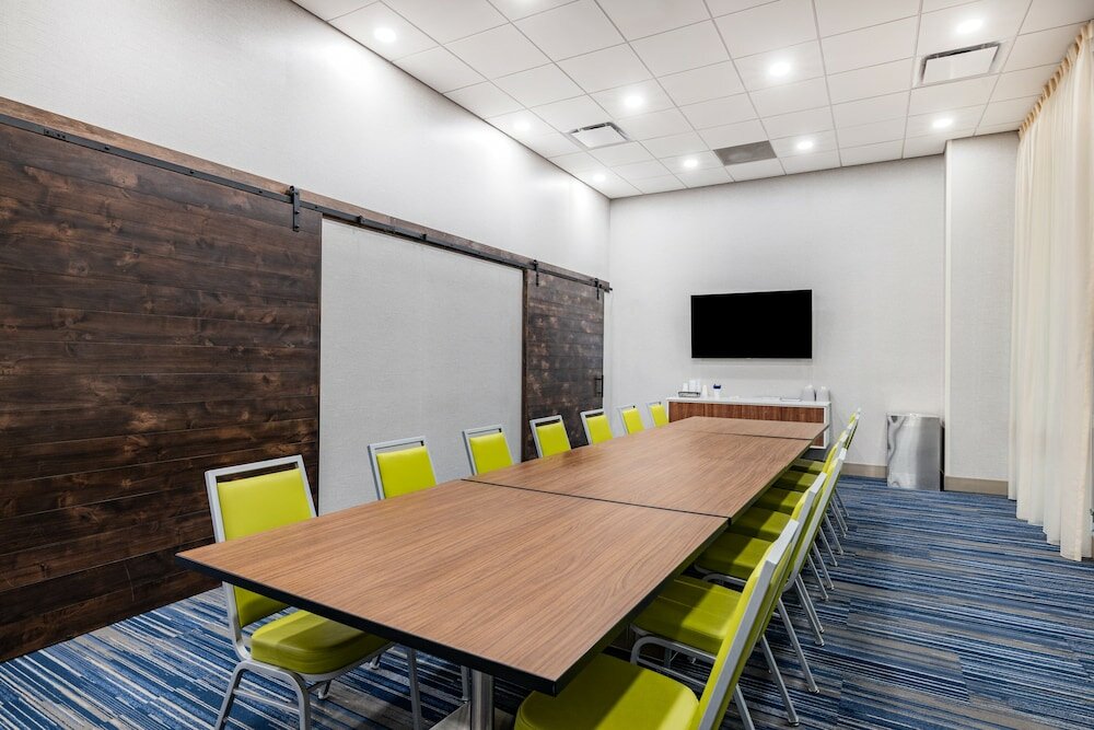 Фото Holiday Inn Express & Suites Lincoln Downtown