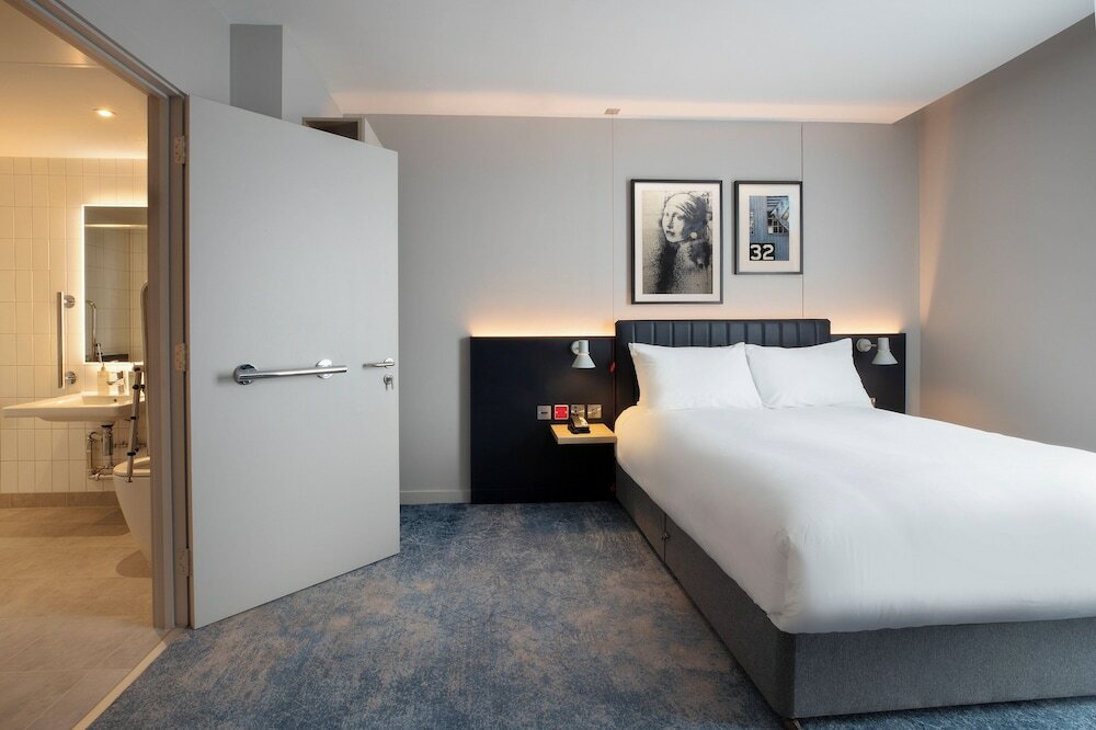 Фото Leonardo Hotel Bristol City