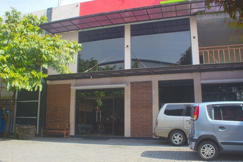 Фото RedDoorz Plus near Stadion Mandala Krida