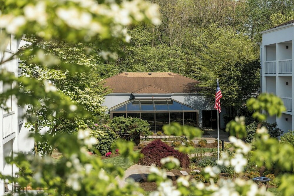 Фото Courtyard by Marriott Lincroft Red Bank