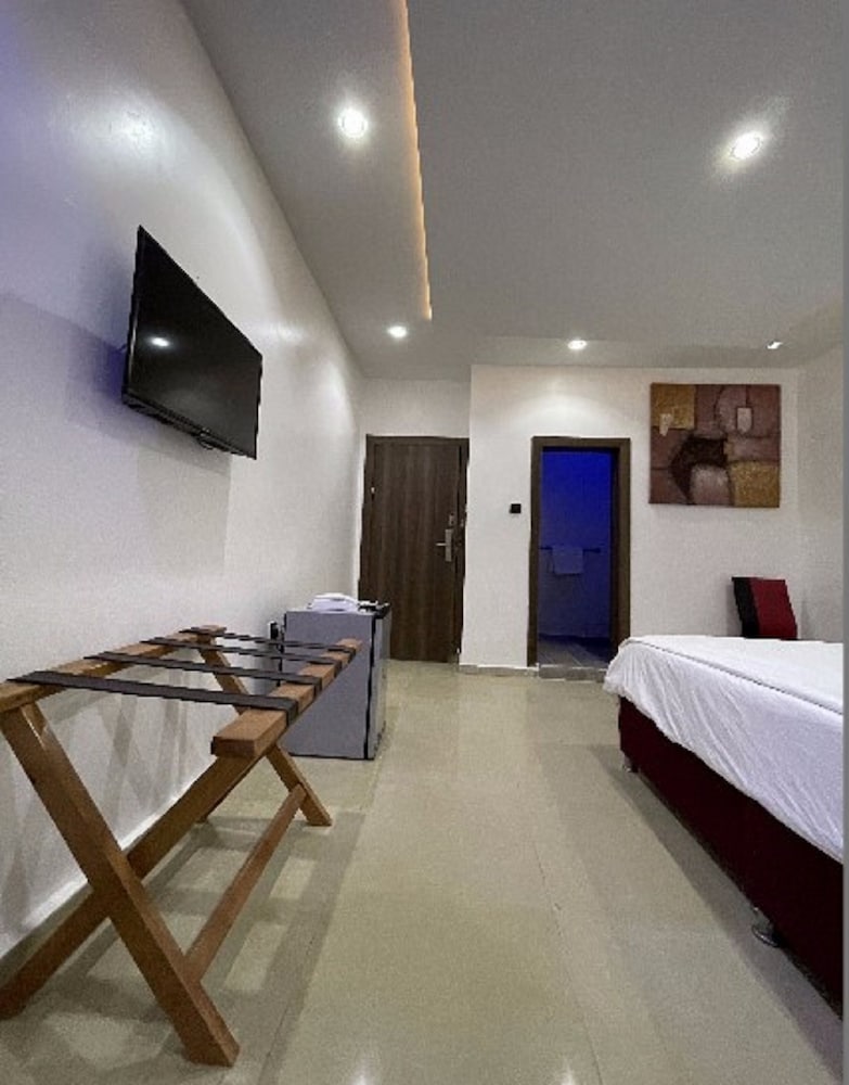 Фото Charlies Place And Suite