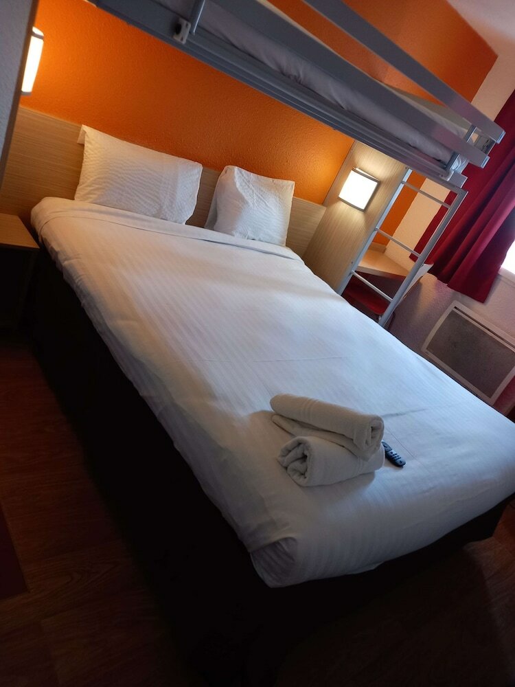 Фото Premiere Classe Saint Brice Sous Foret