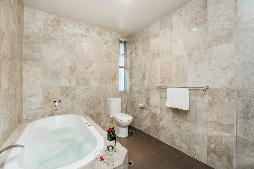 Фото Tonsley Hotel