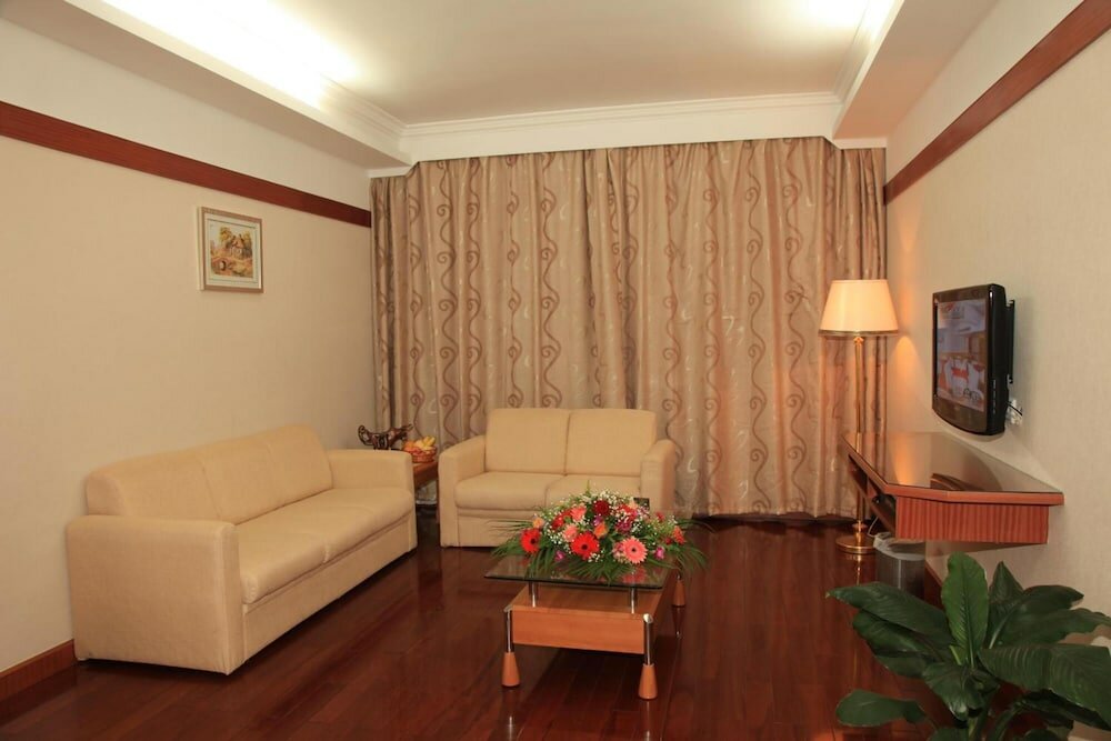 Фото Golden Lustre Hotel