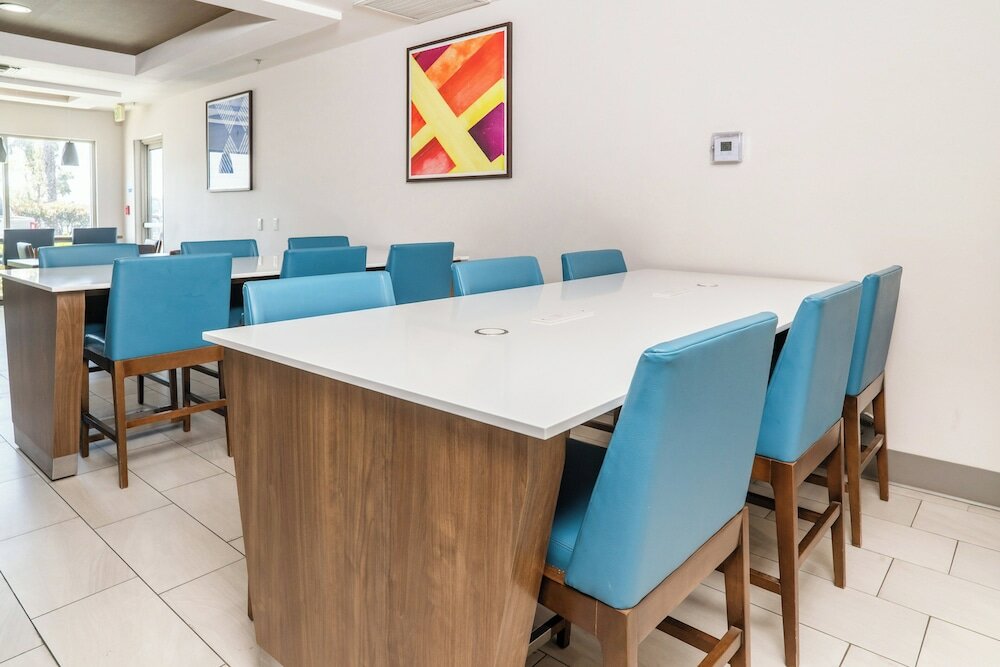 Фото Holiday Inn Express & Suites San Diego Otay Mesa