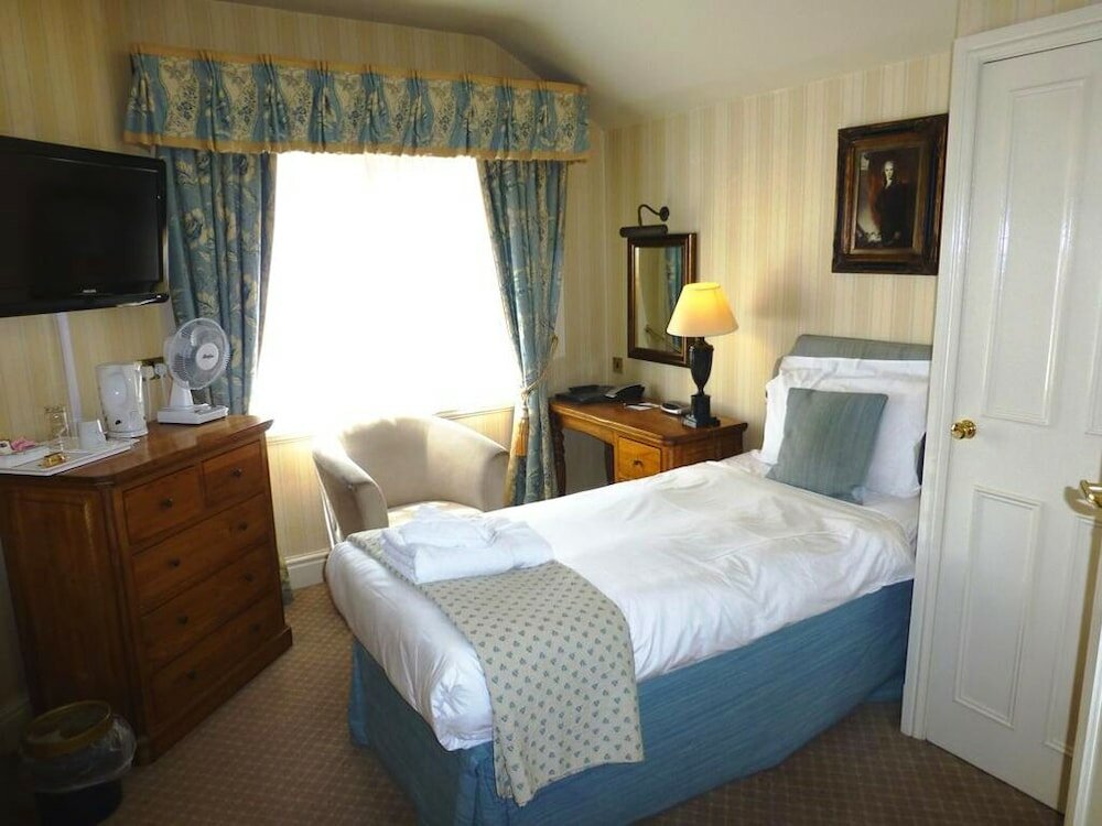 Фото The Bear Hotel