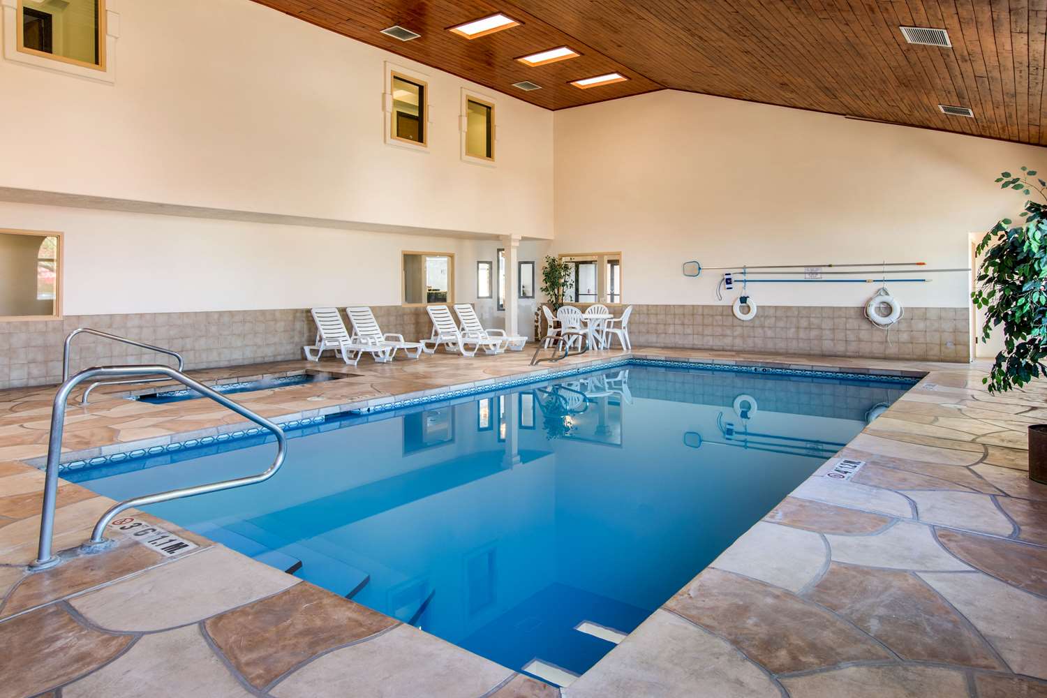 Фото Quality Inn & Suites Albuquerque North near Balloon Fiesta Park