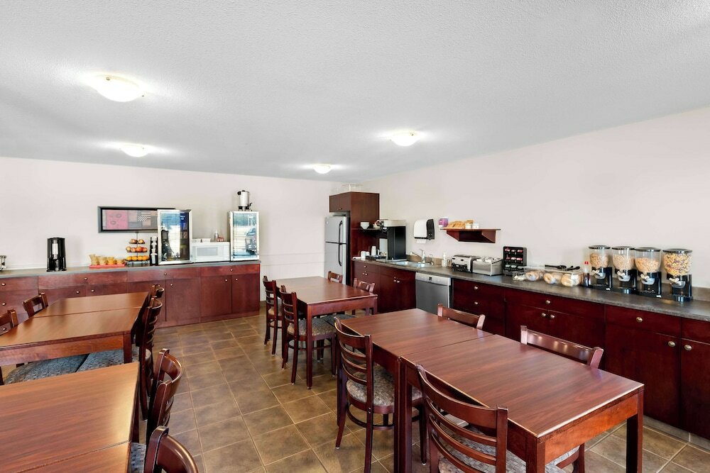 Фото Surestay Plus by Best Western Hardisty