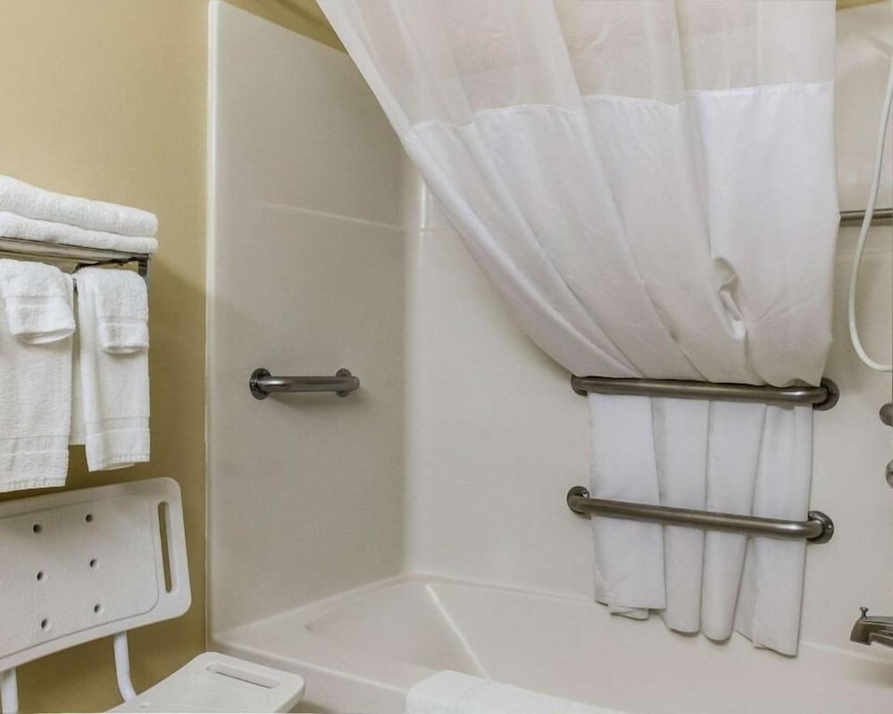 Фото Quality Suites Near West Acres
