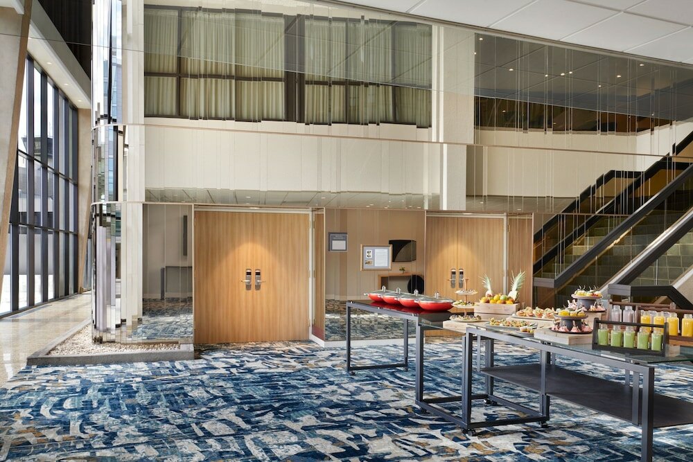 Фото Delta Hotels Calgary Airport In Terminal