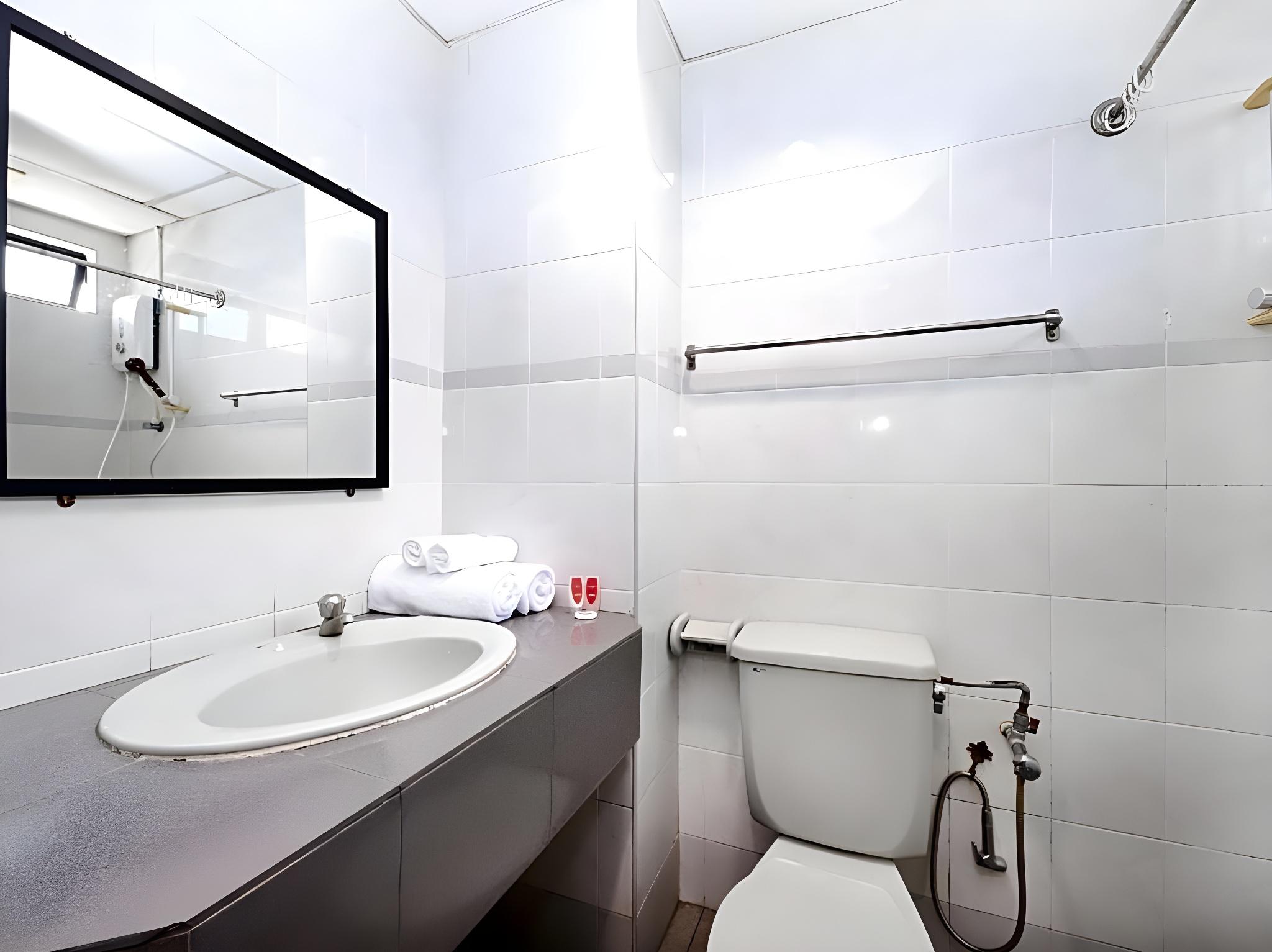 Фото Oyo 764 Hotel Famous Inn