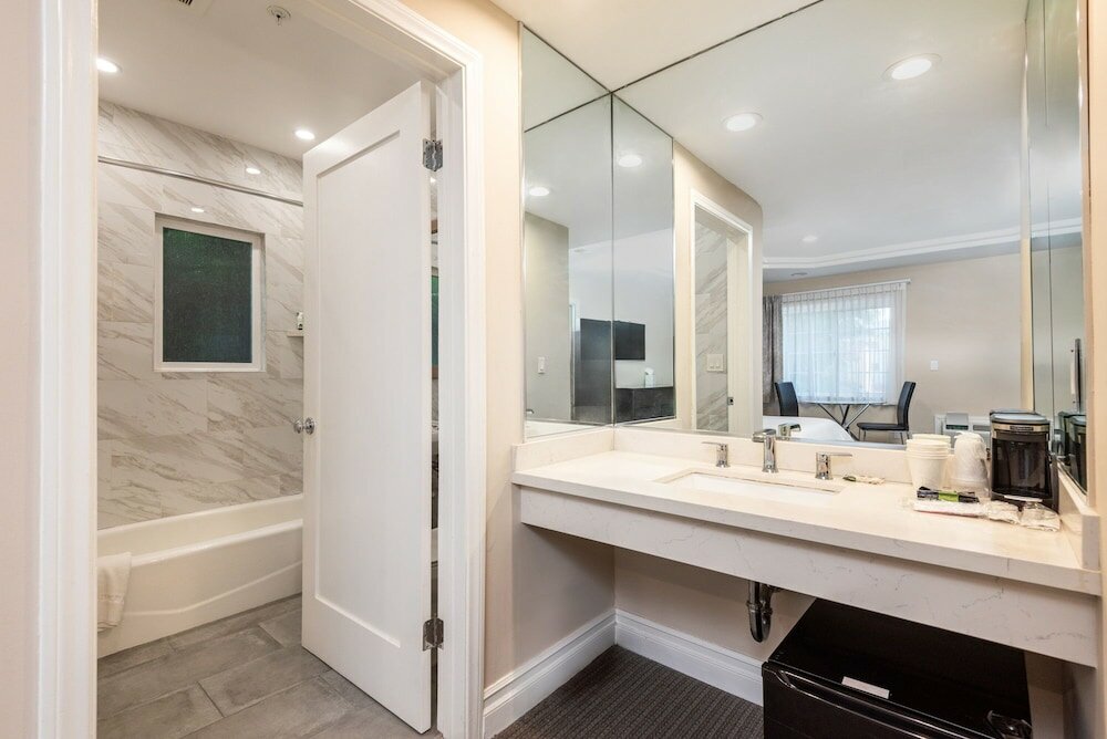 Фото Wilshire Crest Hotel