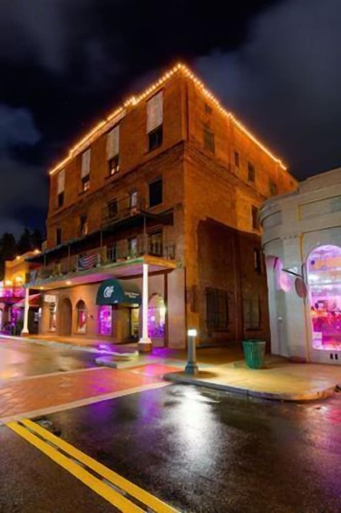 Фото Historic Cary House Hotel