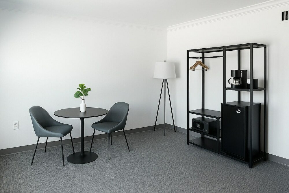 Фото The Live Hotel