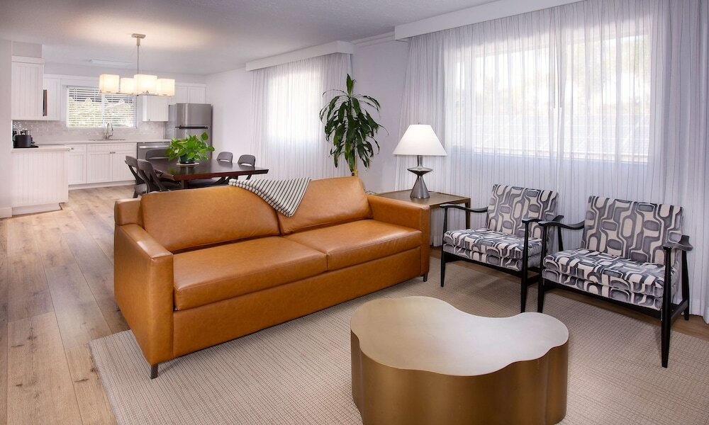 Фото West Beach Inn, a Coast Hotel