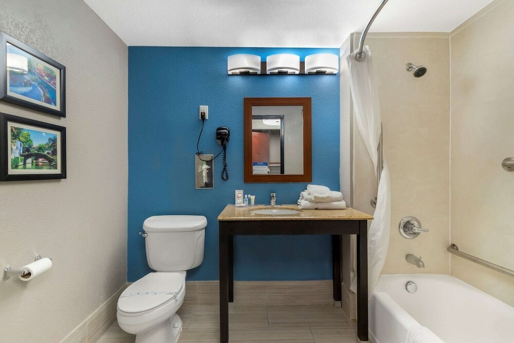 Фото Comfort Inn & Suites Near Medical Center