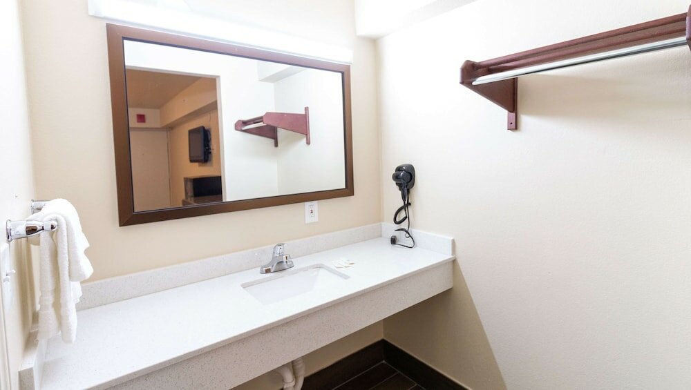 Фото Magnuson Extended Stay and Suites Airport Hotel