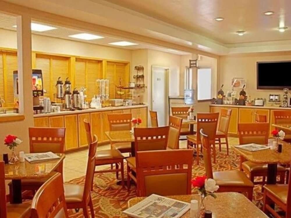 Фото Best Western Plus Lubbock Windsor Inn