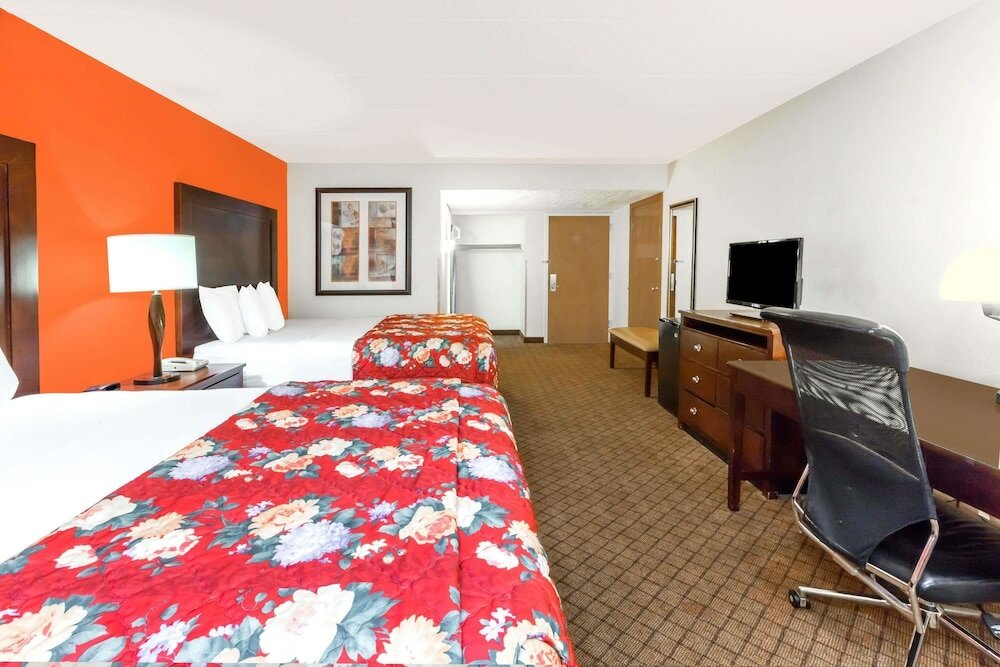 Фото Ramada Hotel & Conference Center by Wyndham Lansing