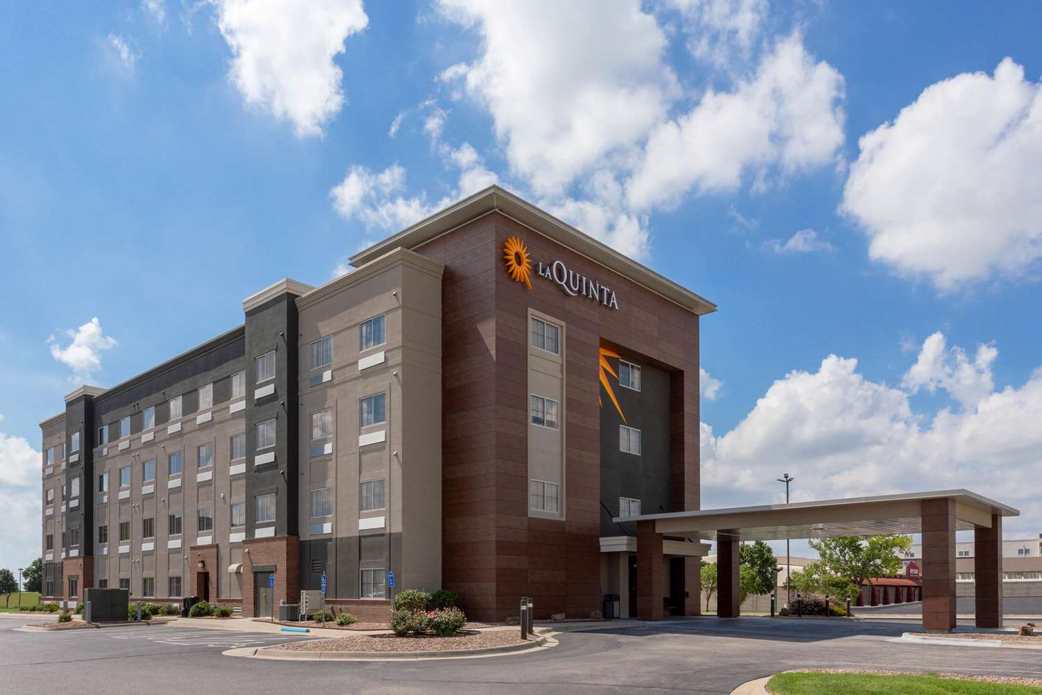 Фото La Quinta Inn & Suites by Wyndham Wichita Airport