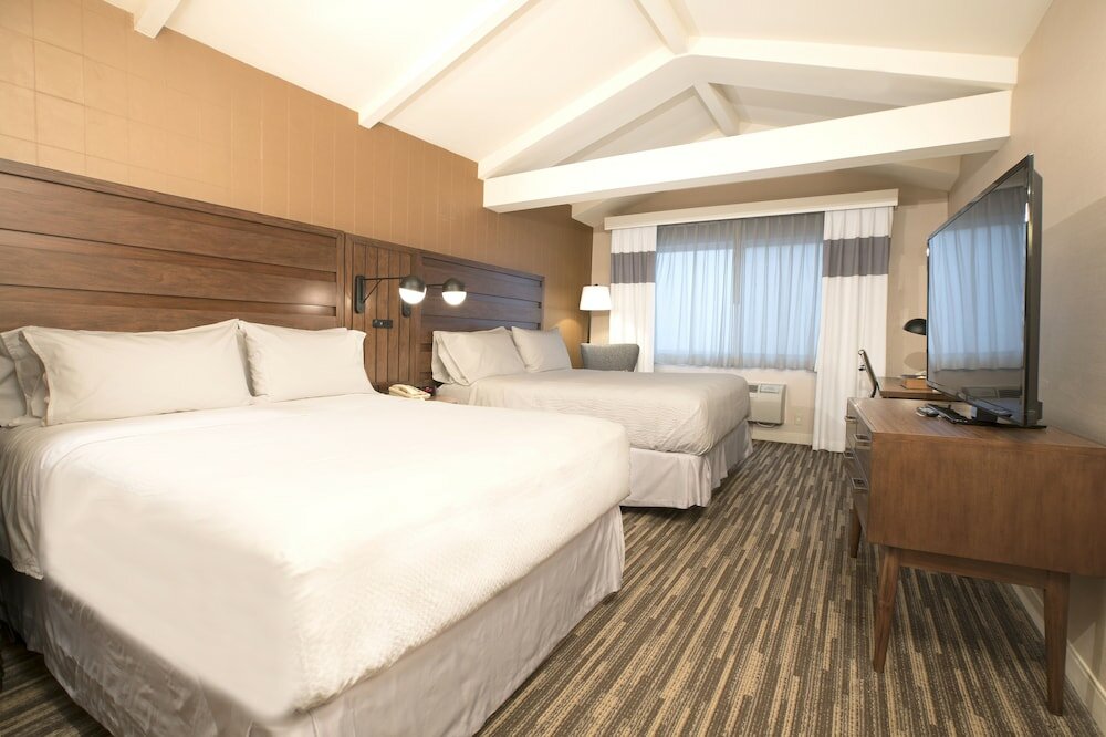 Фото Four Points by Sheraton Melville Long Island