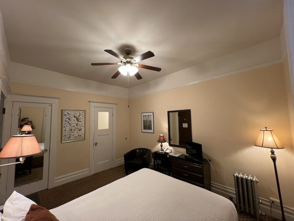 Фото The Andrews Hotel