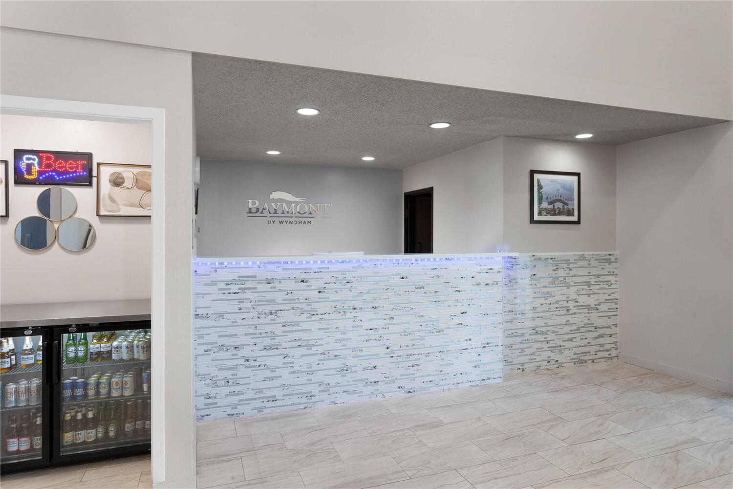 Фото Super 8 by Wyndham Oshkosh Airport